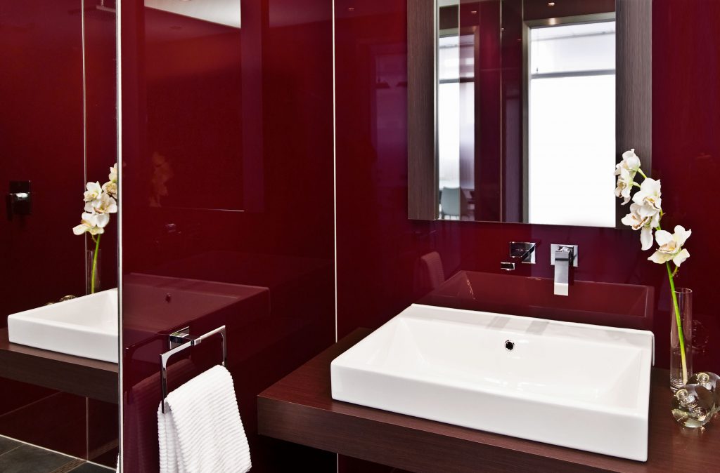 Fertigbad Waschbecken rot lack