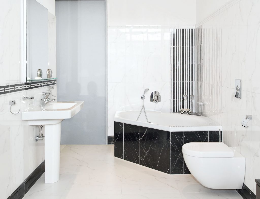 Fertigbad schwarz weiß